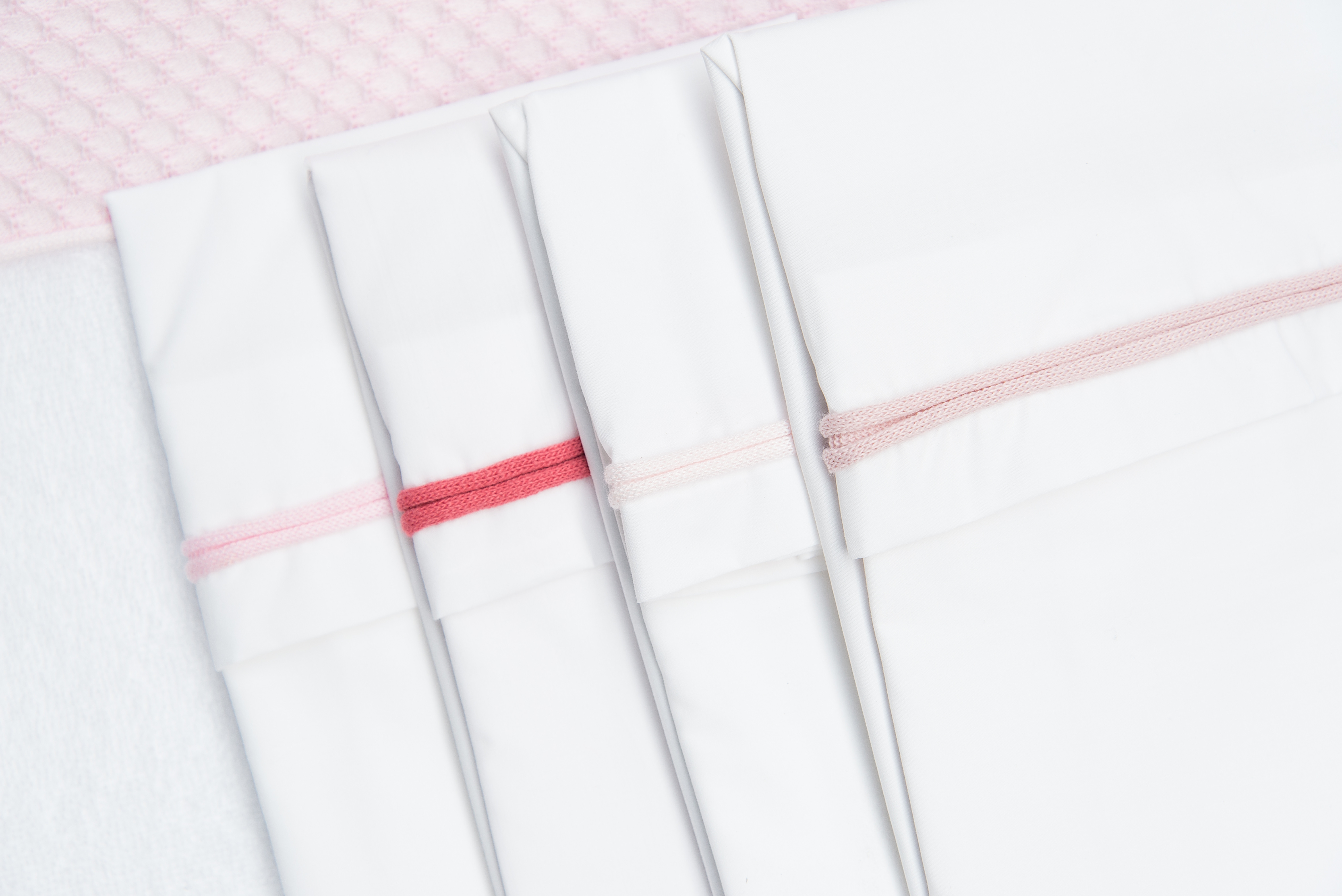 Baby crib sheet knitted ribbon baby pink/white